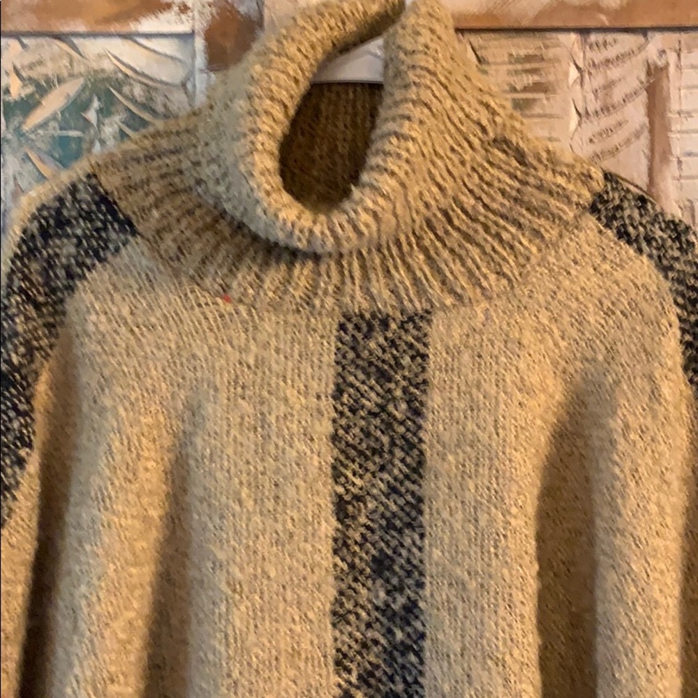 WD.NY Fringe Poncho - Picture 8 of 12